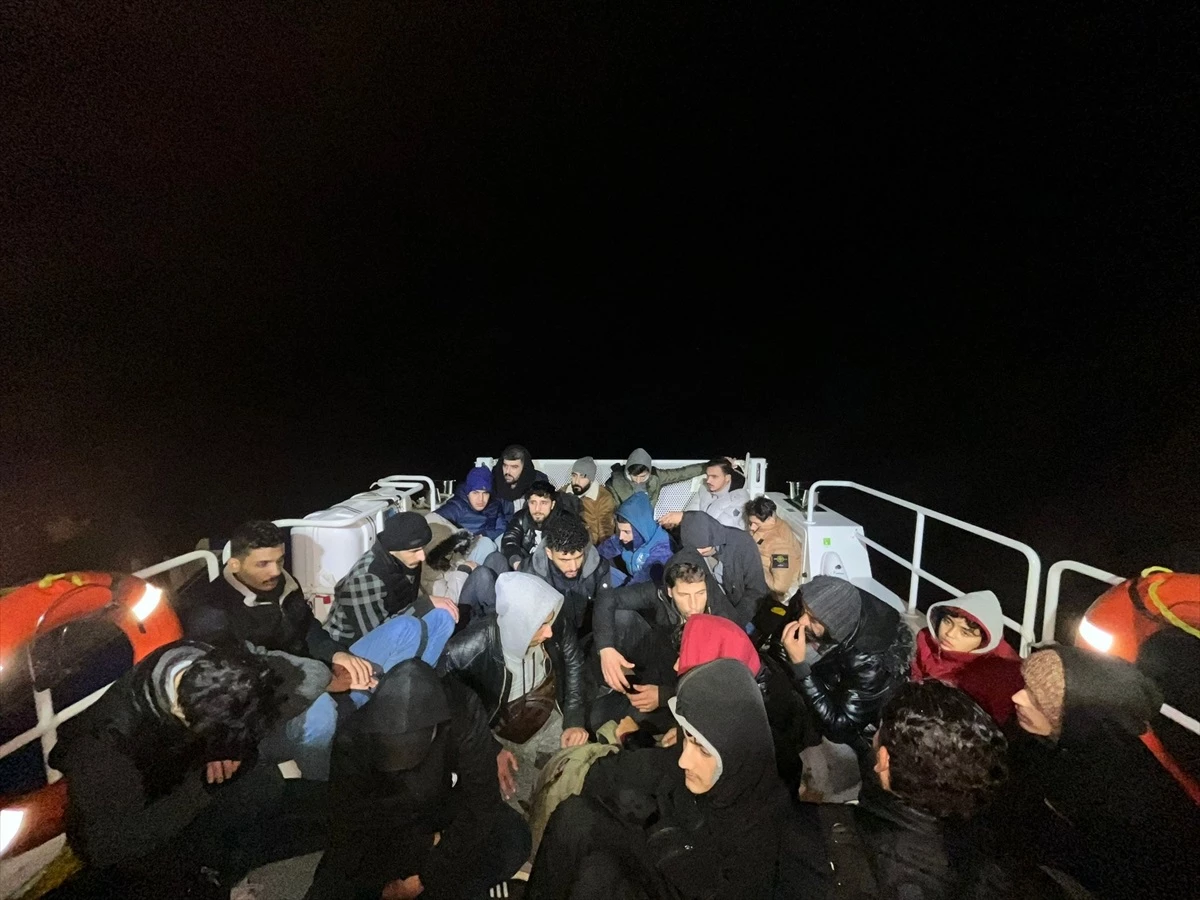 Muğla\'nın Datça ilçesi açıklarında Yunanistan unsurlarınca Türk kara sularına itilen 57 düzensiz göçmen kurtarıldı