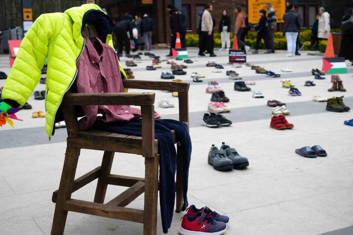 Kocaeli\'de Filistin\'e destek için sessiz ayakkabı nöbeti düzenlendi