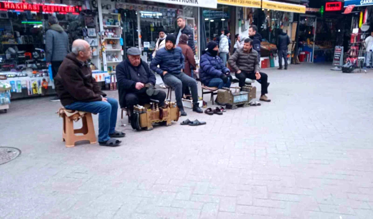 Eskişehir\'de ayakkabı boyacıları yeni yılın ilk gününde çalıştı