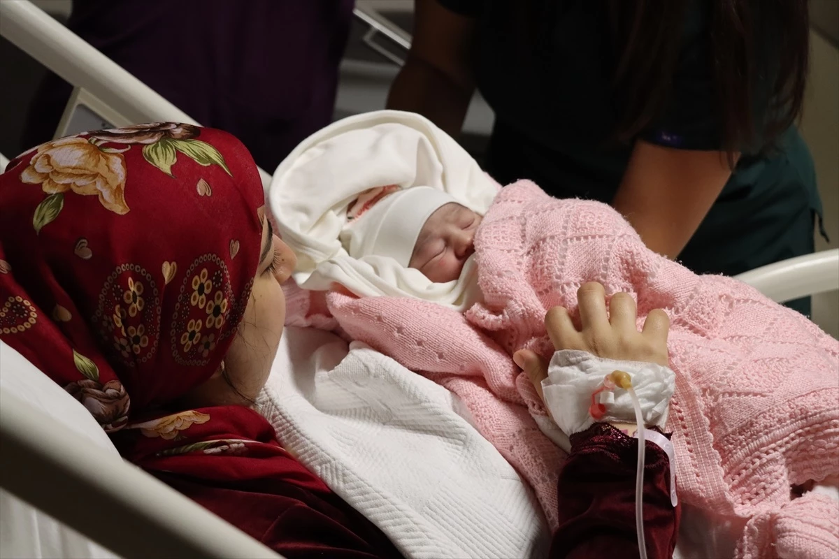 Adana Şehir Eğitim ve Araştırma Hastanesi\'nde 2024\'ün ilk bebeği dünyaya geldi