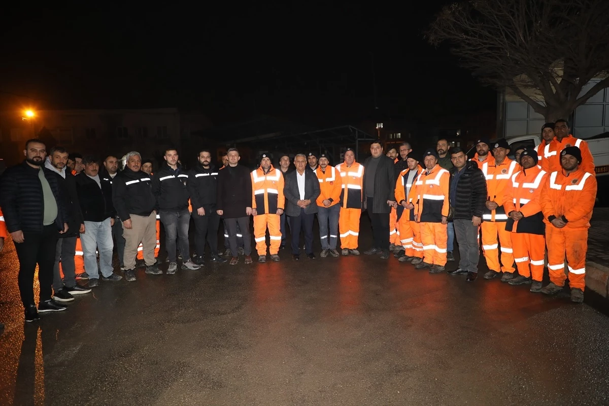 Afyonkarahisar Belediye Başkanı Mehmet Zeybek, yeni yıla ziyaretlerle girdi