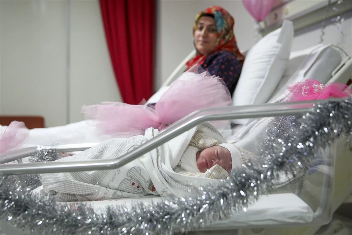 Aile ve Sosyal Hizmetler Bakanı Yeni Yılın İlk Bebeklerini Ziyaret Etti