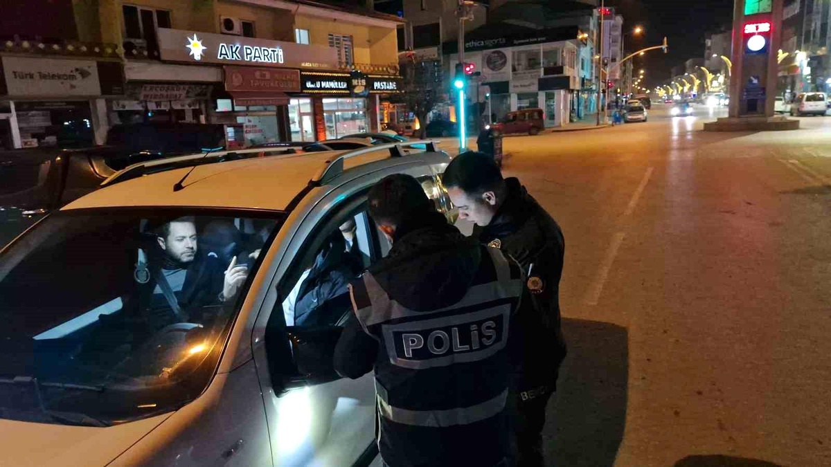 Çorum\'un Alaca İlçesinde yapılan yılbaşı tedbirleri kapsamında 600 araç sorgulandı