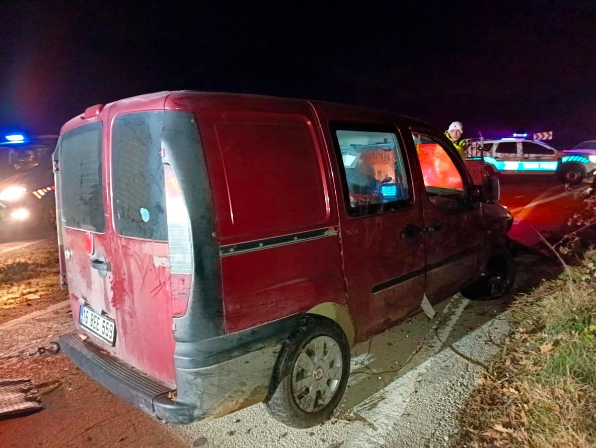 İnegöl\'de alkollü sürücünün kamyoneti şarampole uçtu, 3 kişi yaralandı