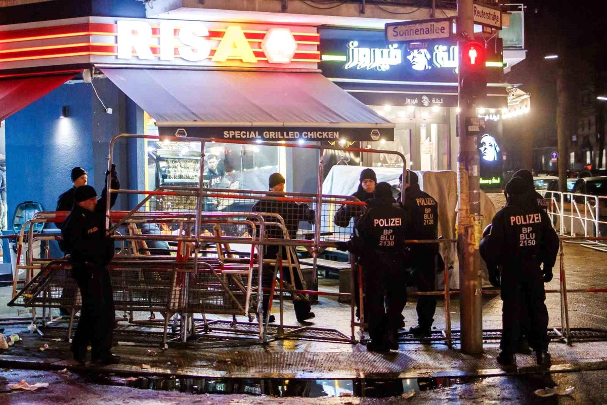 Almanya\'da halk havai fişek gösterileriyle yeni yıla \'merhaba\' dedi