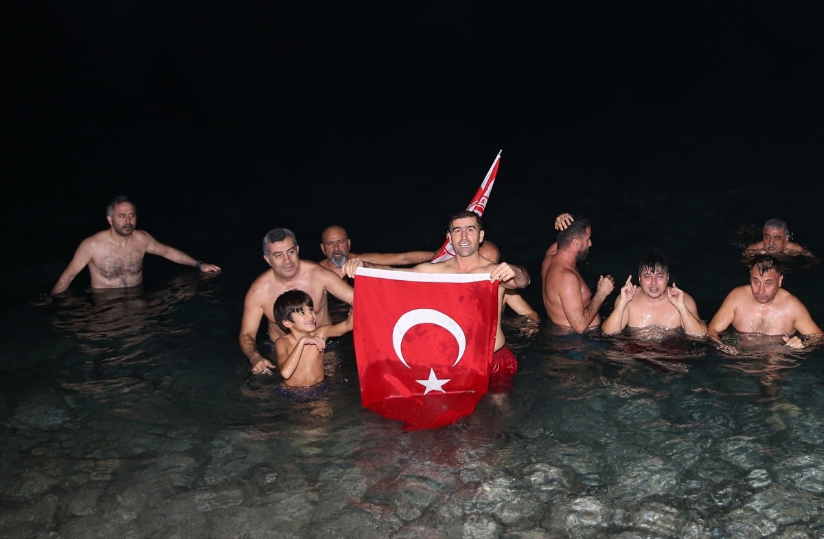 Antalya\'da Vatandaşlar 2024 Yılına Denizde Merhaba Dedi