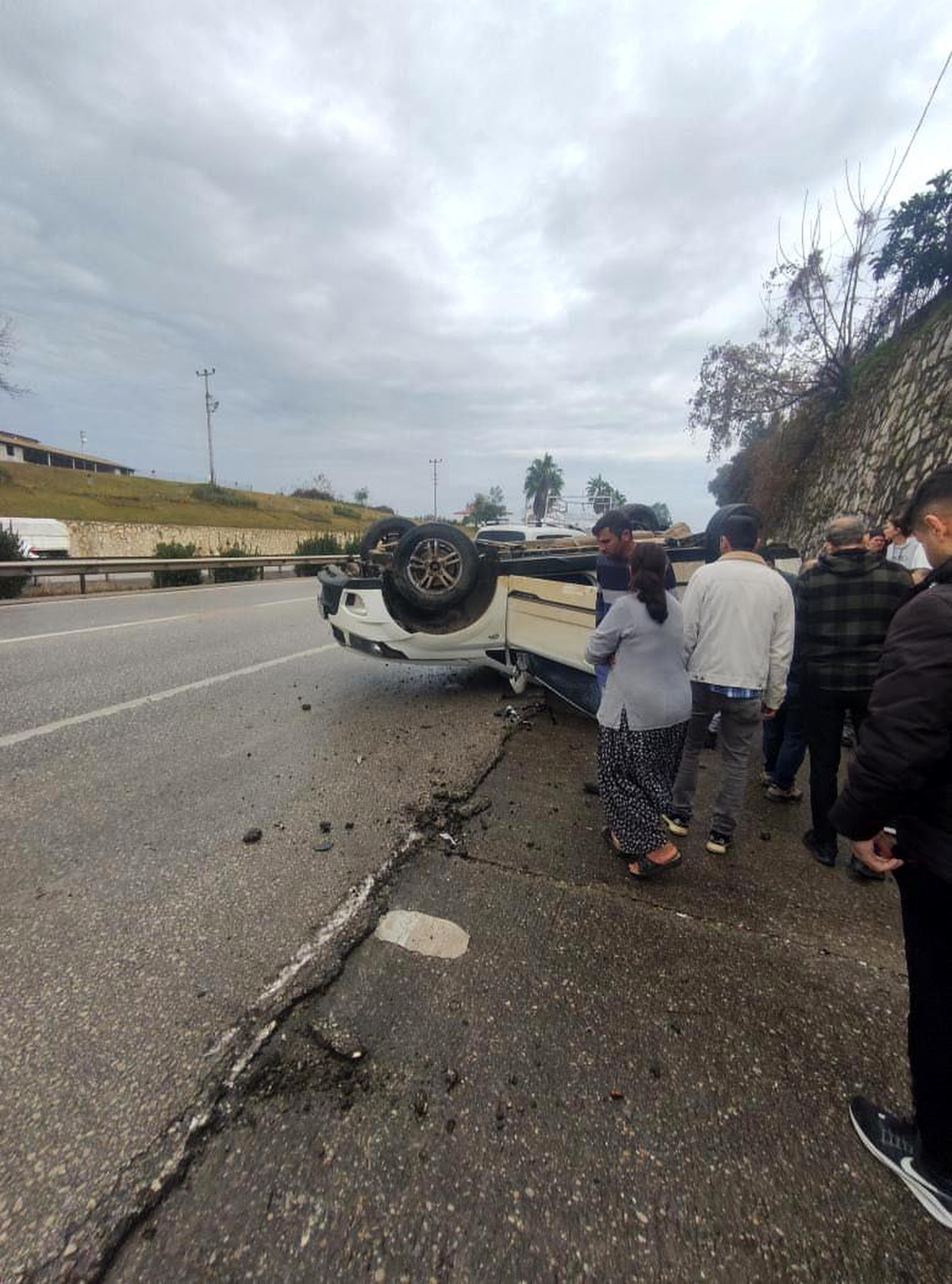 Antalya\'da yağışlı havada kayganlaşan yolda kamyonet devrildi
