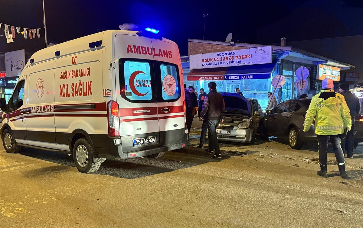 Ardahan\'da iki otomobil çarpıştı, dört kişi yaralandı
