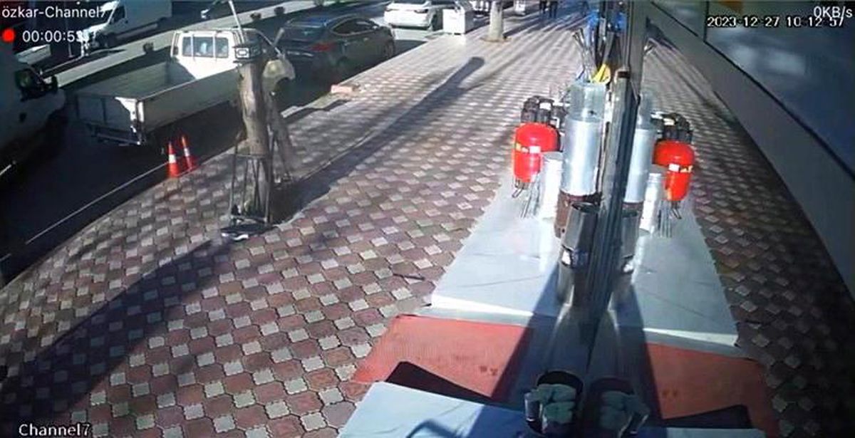 Amasya\'da kamyonetin açık unutulan arka kapağı önünde duran pikaba takıldı