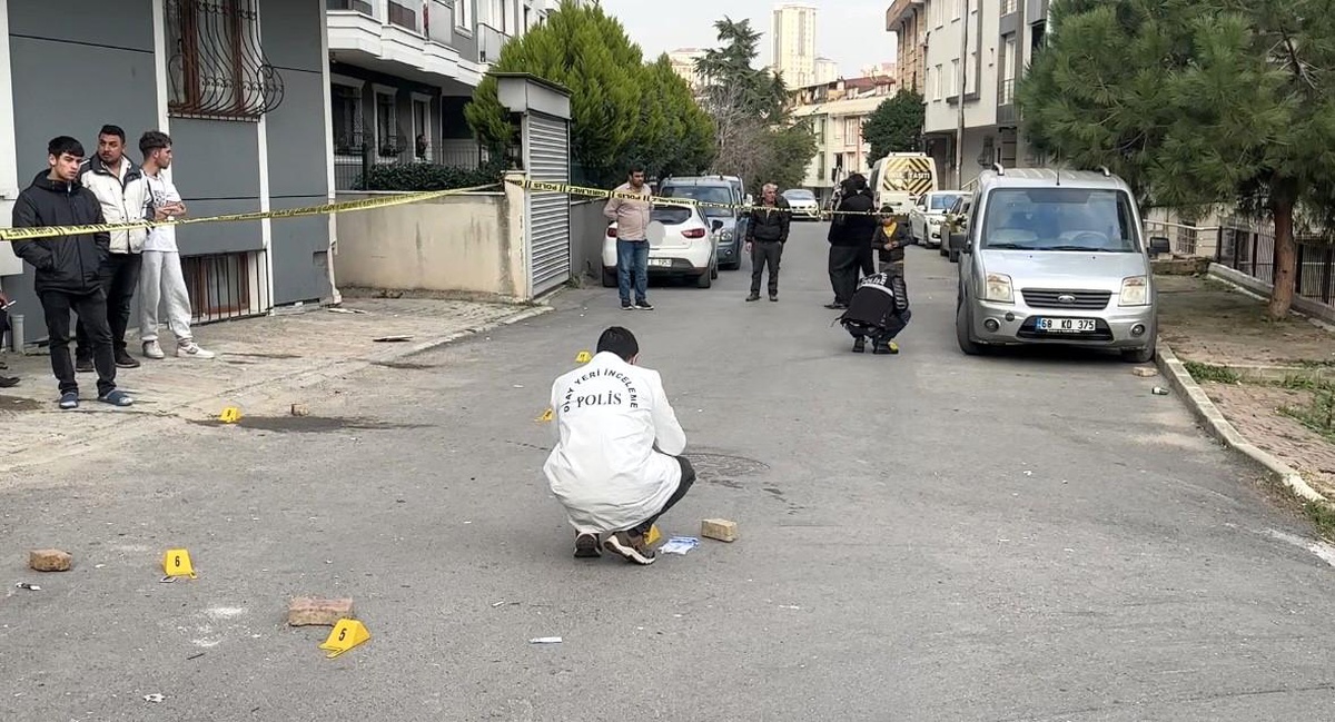 Ataşehir\'de alacak-verecek meselesinden çıkan silahlı kavgada 2 kişi yaralandı