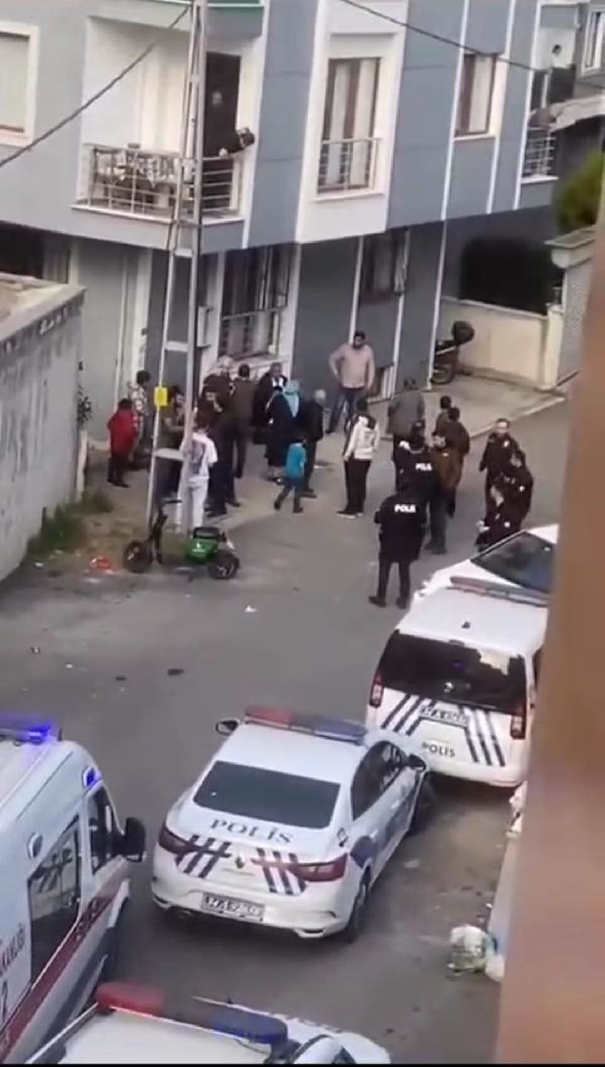 Ataşehir\'de Husumetli İki Grup Arasında Silahlı Kavga: Yaralılar Var