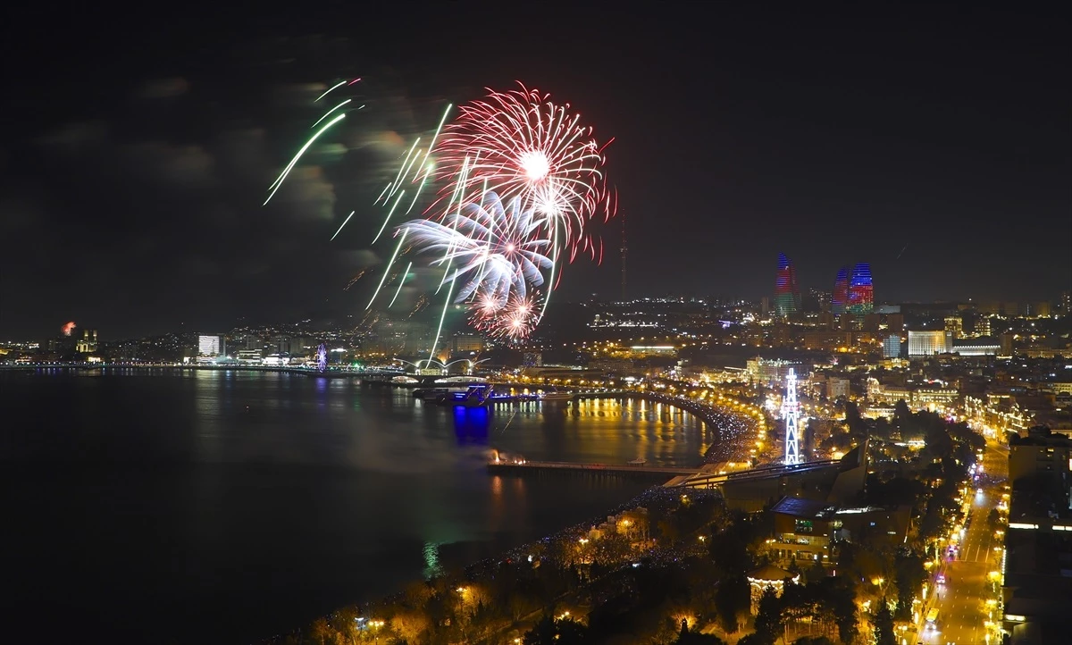 Azerbaycan, havai fişek gösterileriyle yeni yıla merhaba dedi