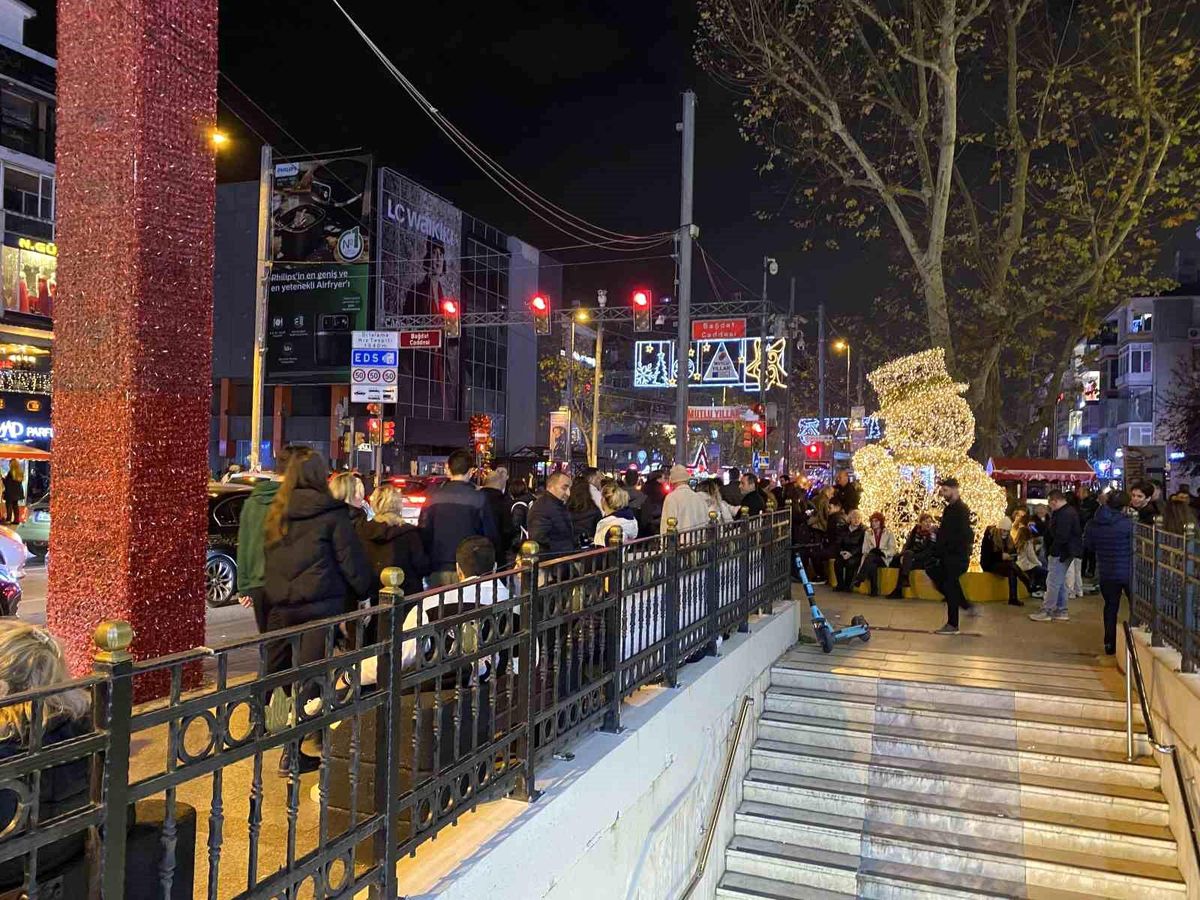 2024 Yılına Vatandaşlar Bağdat Caddesi\'nde Kutlamalarla Girdi