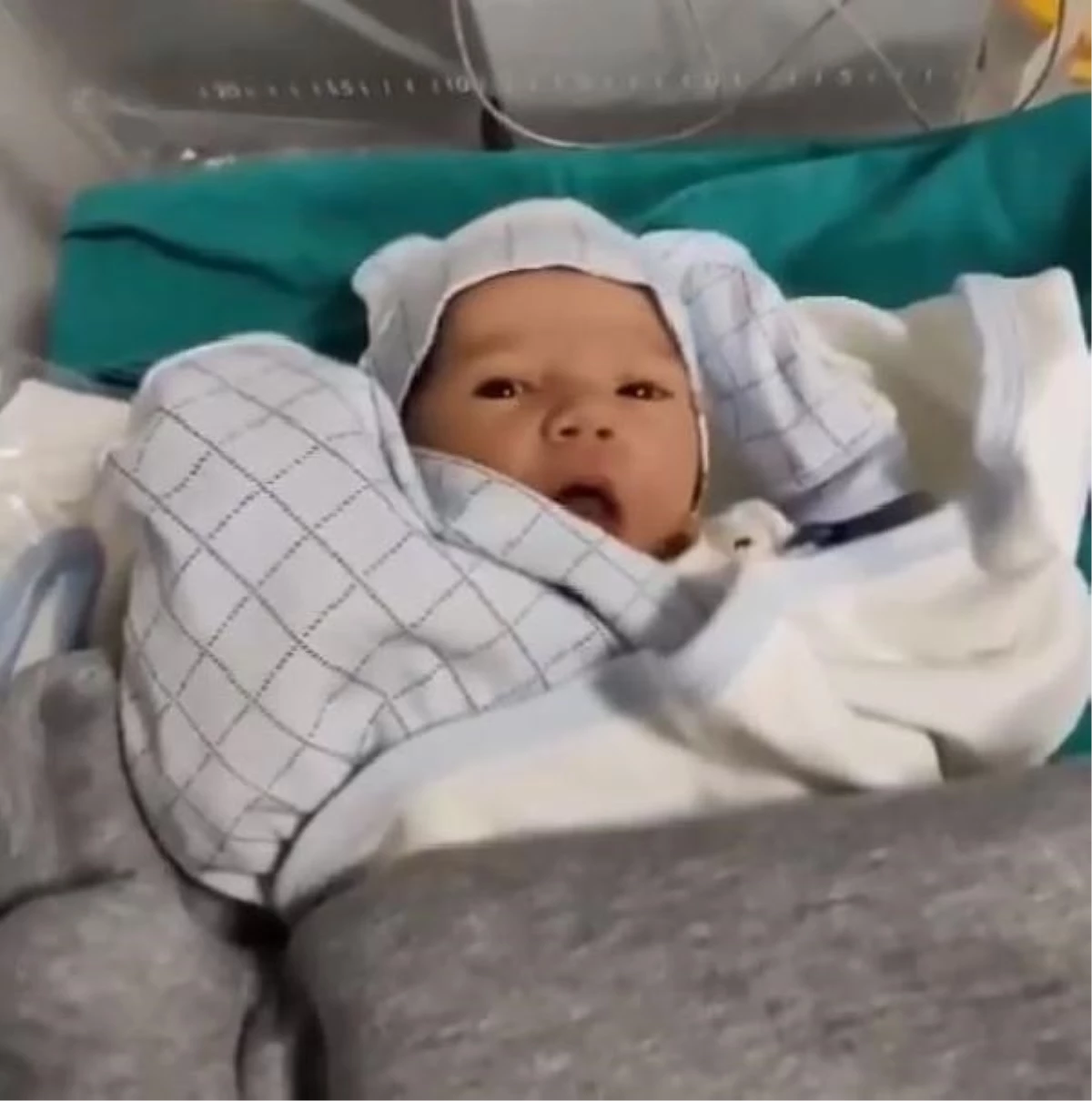 Hatay Defne Devlet Hastanesi\'nde Yeni Yılın İlk Bebeği Doğdu