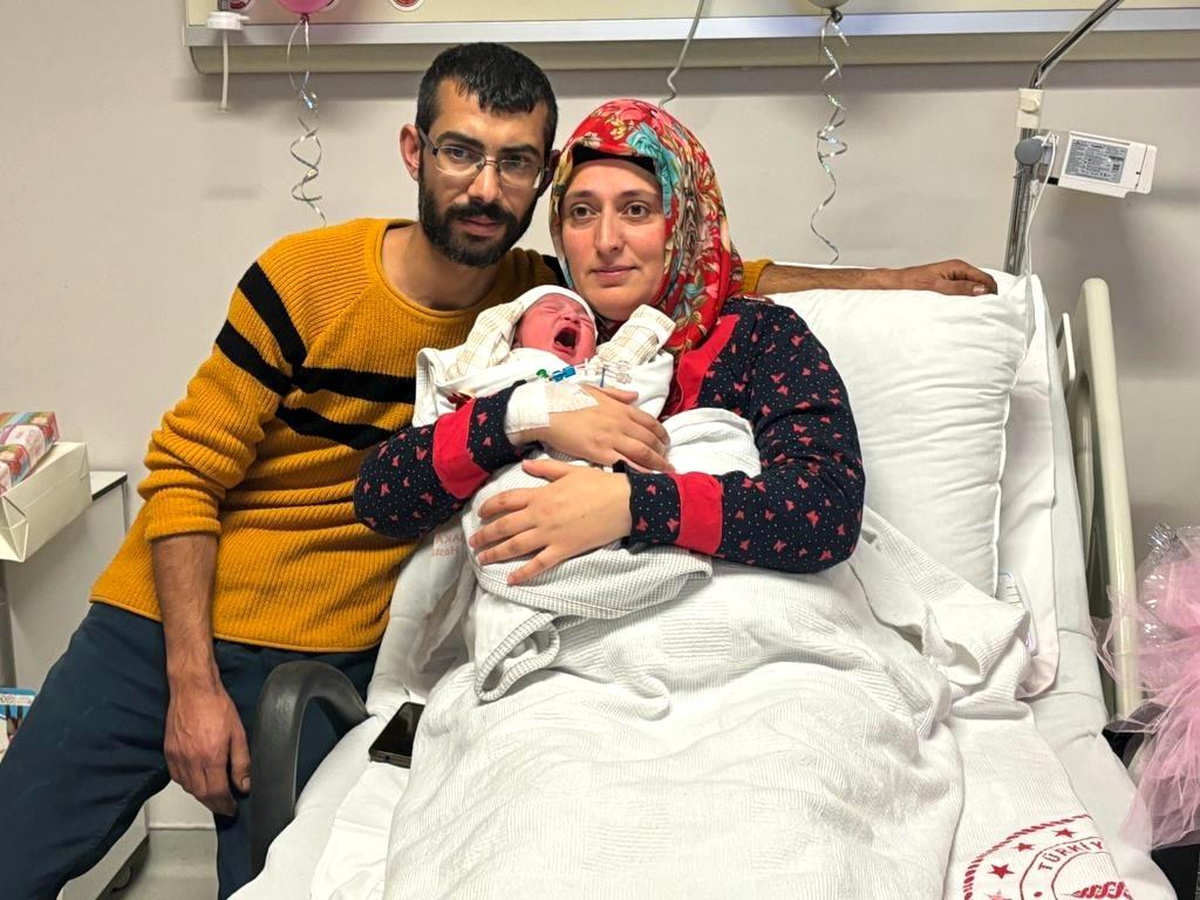 Aile ve Sosyal Hizmetler Bakanı Mahinur Özdemir Göktaş, 2024 yılının ilk bebeklerini ziyaret etti