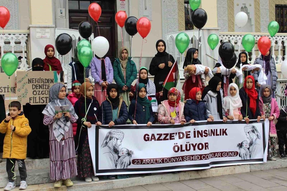 Denizli\'de İsrail\'in Filistin\'de çocuk ve kadınlara yönelik vahşetine tepki göstermek için çocuklar tarafından gökyüzüne yüzlerce balon bırakıldı
