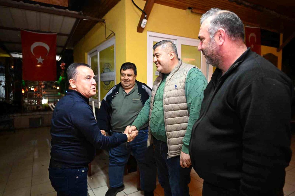 Antalya Büyükşehir Belediye Başkanı Muhittin Böcek, 2024 yılını itfaiye ekipleriyle birlikte karşıladı
