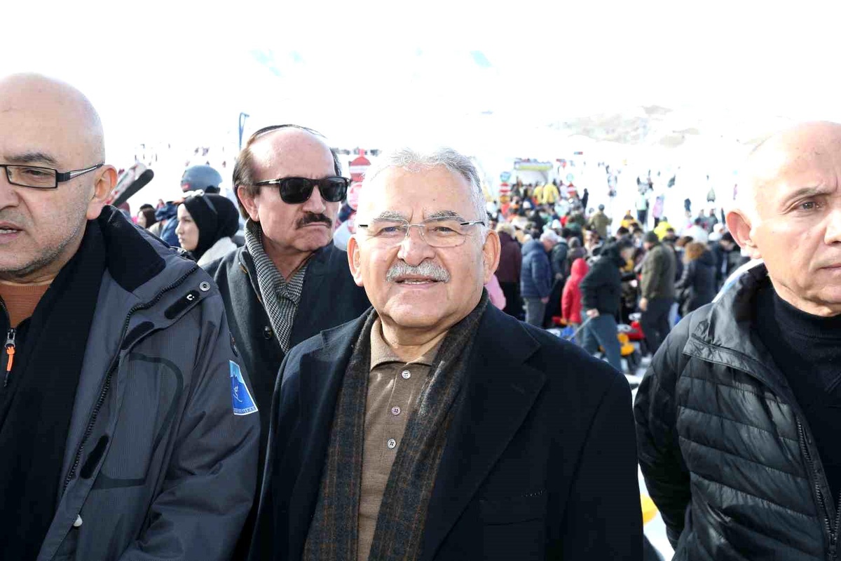 Kayseri Büyükşehir Belediye Başkanı Erciyes Kayak Merkezi\'nde Kayak Severlerle Buluştu