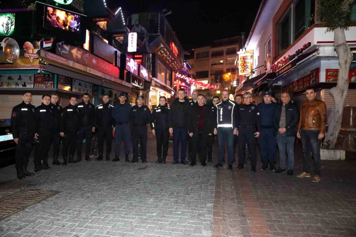 Alanya Belediye Başkanı Adem Murat Yücel, kolluk kuvvetlerini ve sağlık çalışanlarını ziyaret etti