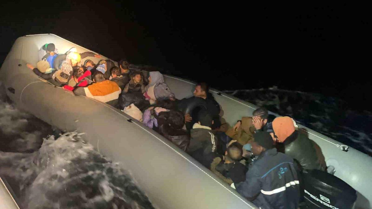 Muğla\'da 49 düzensiz göçmen kurtarıldı, 28 düzensiz göçmen yakalandı
