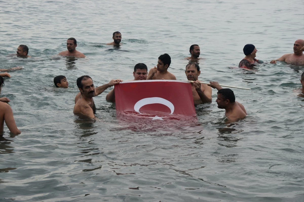 Mersin\'de Çevre Gönüllüleri Yeni Yılın İlk Gününü Denizde Karşıladı