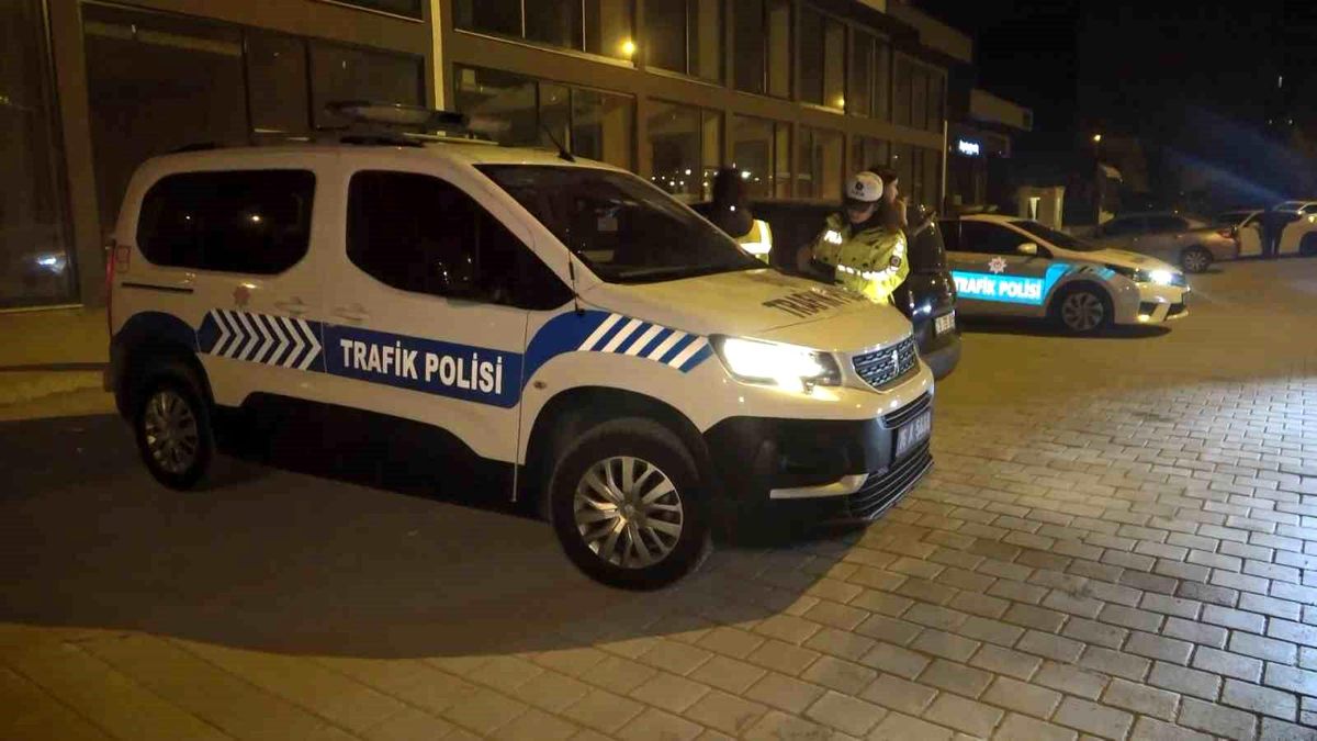 Bursa\'da Aranan Şahıs Lüks Otomobiliyle Yakalandı