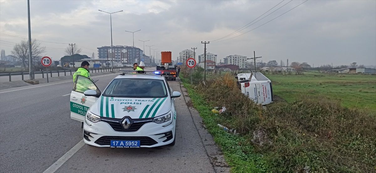 Çanakkale\'de servis otobüsü devrildi: 5 yaralı