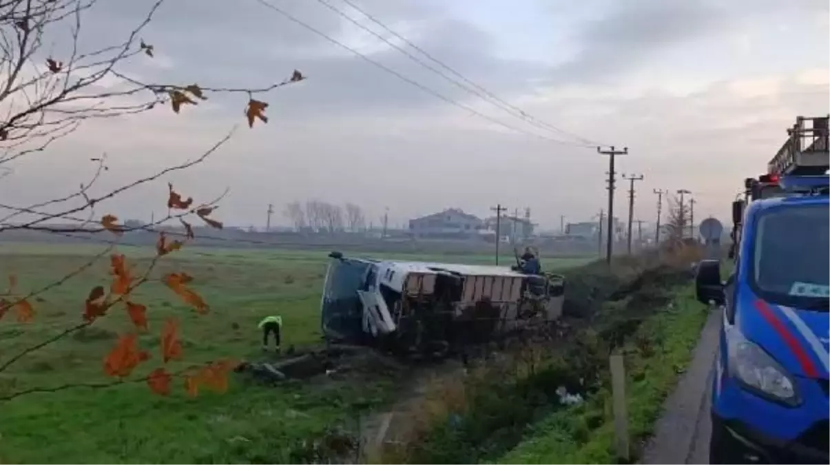 Çanakkale\'de işçi servis otobüsü şarampole devrildi: 5 yaralı