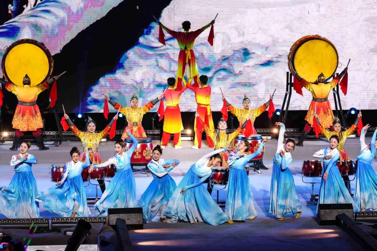 Çin\'de 2024 Yılı Renkli ve Işıltılı Etkinliklerle Karşılandı
