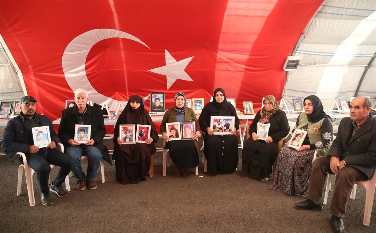 Diyarbakır anneleri, çocuklarının dağa kaçırılmasını protesto etmek için oturma eylemine devam ediyor