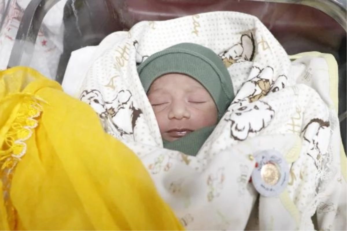Diyarbakır\'da Yeni Yılın İlk Bebekleri Lina ve Umut Oldu