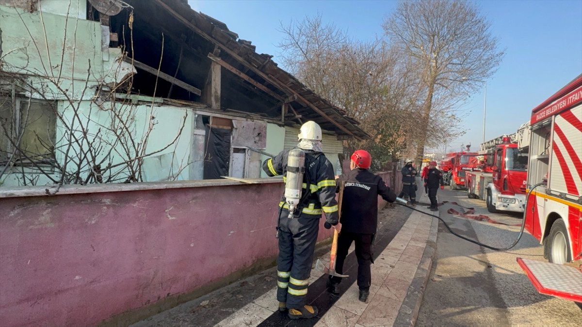 Düzce\'de tek katlı metruk binada çıkan yangın söndürüldü