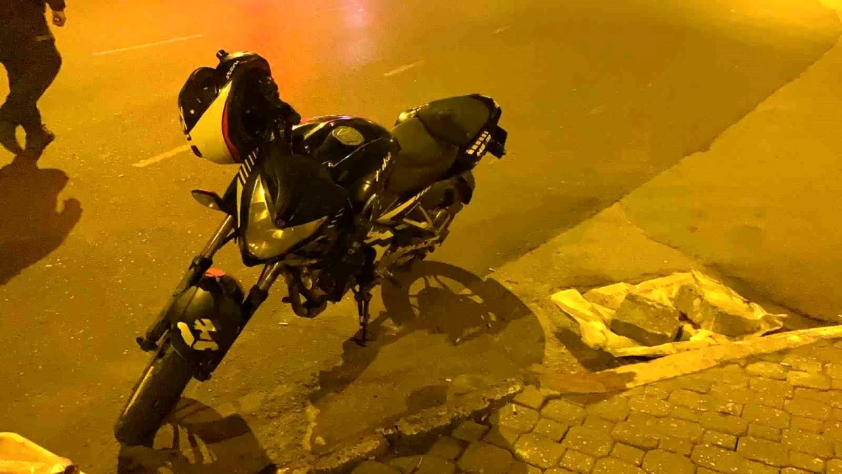 Edirne\'de Kontrolden Çıkan Motosiklet Devrildi, Sürücü Yaralandı