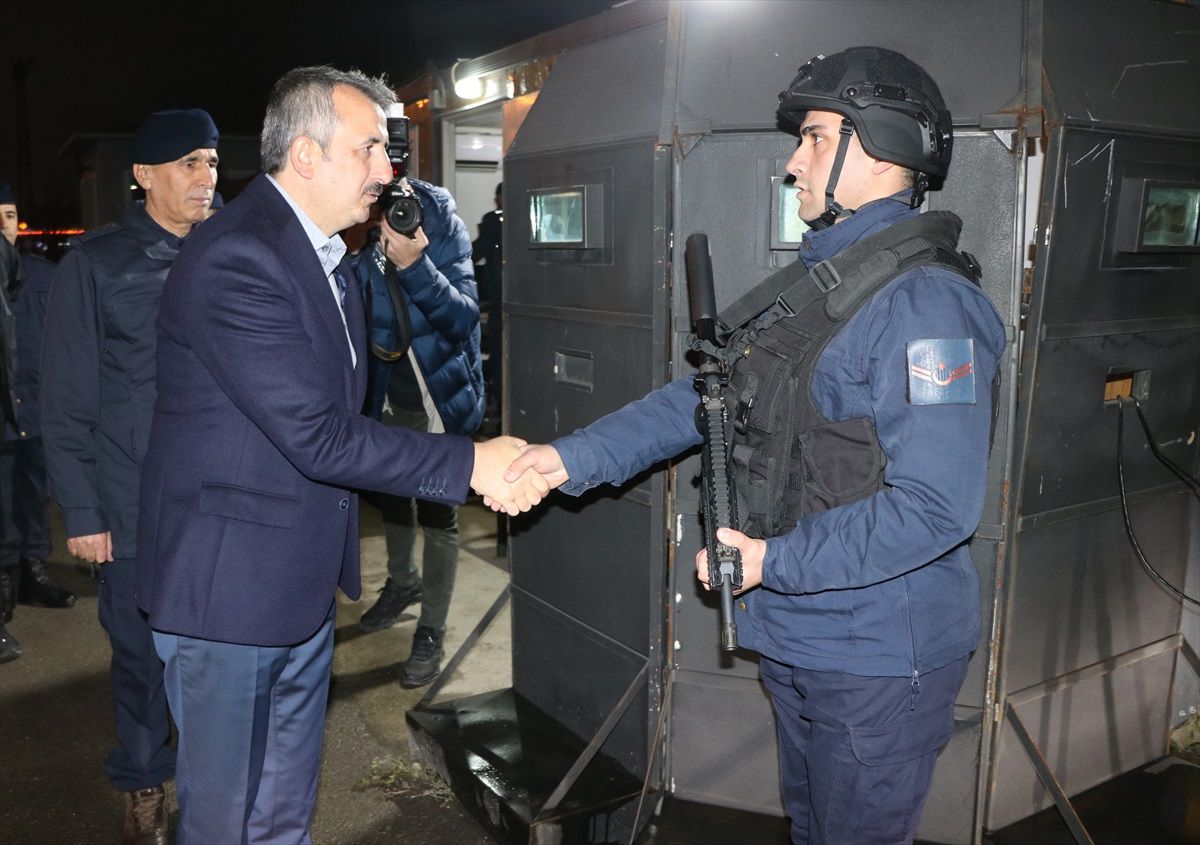Edirne Valisi Yunus Sezer, yeni yıla görev başında giren personeli ziyaret etti