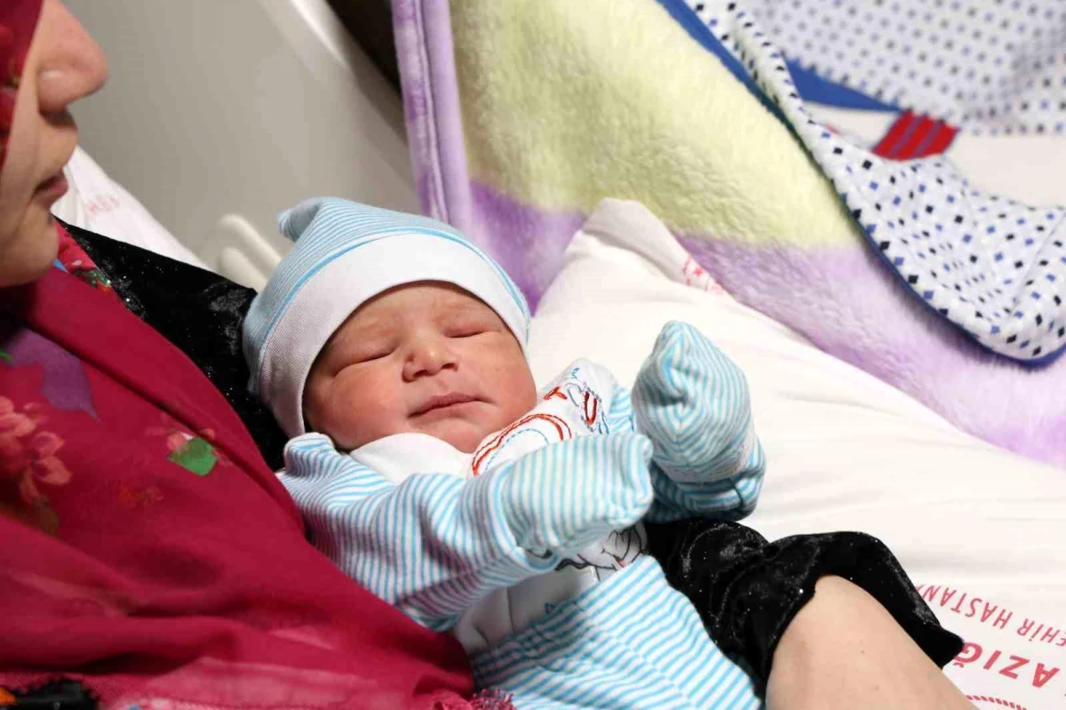 Elazığ\'da Yeni Yılın İlk Bebekleri Ziyaret Edildi