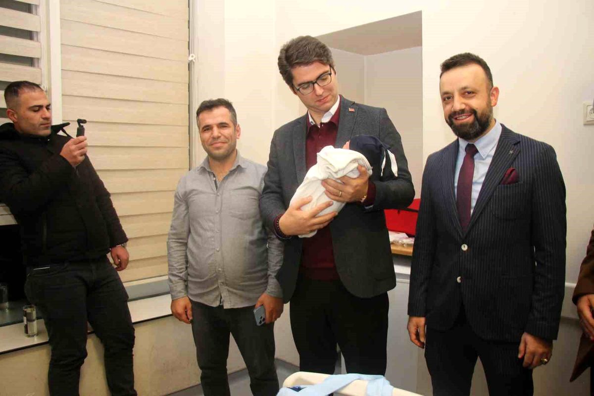 Van\'ın Erciş ilçesinde 2024\'ün ilk bebeği Hasret dünyaya geldi