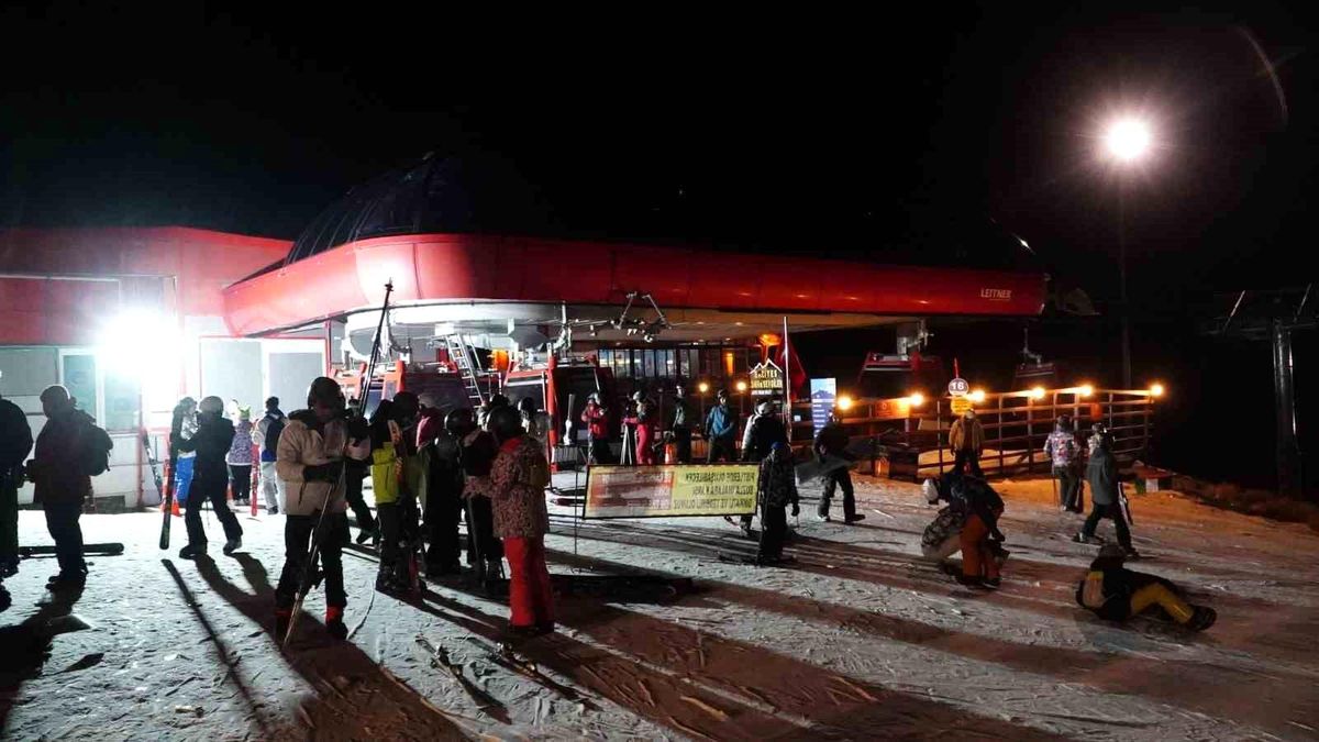 Erciyes Kayak Merkezi\'nde Turistler Yeni Yılı Meşalelerle Karşıladı