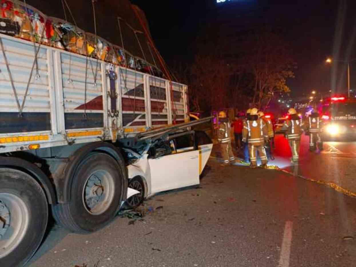 Esenler'de otomobil TIR'ın altına girdi: 2 kişi ağır yaralandı