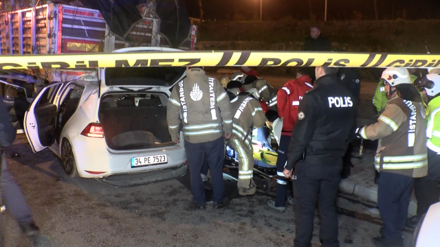 Esenler'de otomobil TIR'ın altına girdi: 2 kişi ağır yaralandı