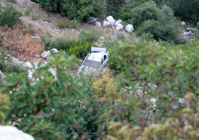 Alanya'da eşiyle tartışan kişi boş otomobili uçuruma itti Alanya'da eşiyle tartışan kişi boş otomobili uçuruma itti