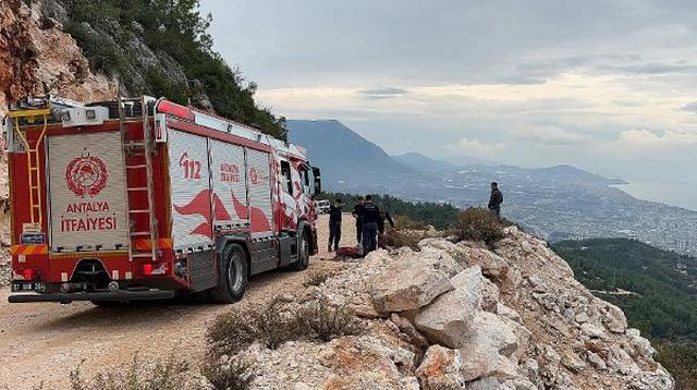 Alanya'da eşiyle tartışan kişi boş otomobili uçuruma itti Alanya'da eşiyle tartışan kişi boş otomobili uçuruma itti