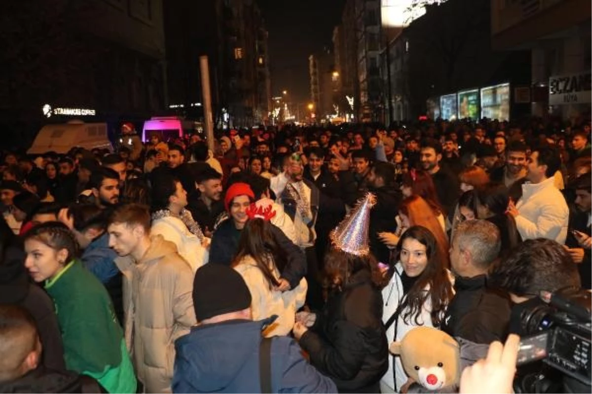 Eskişehir\'de 5 Bin Kişi İsmet İnönü Caddesi\'nde Yeni Yıla Meşale Yakarak Girdi