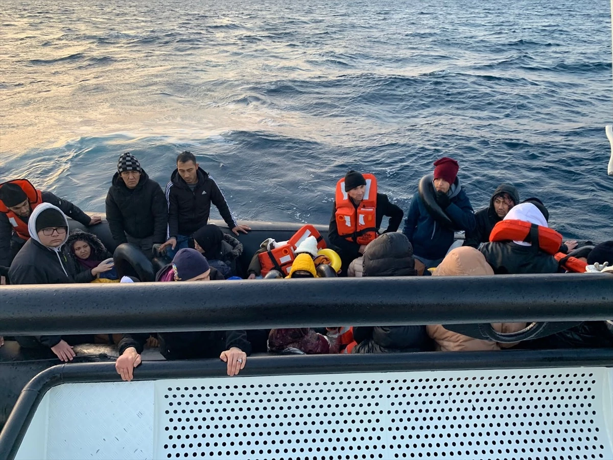 İzmir Foça açıklarında 43 düzensiz göçmen yakalandı