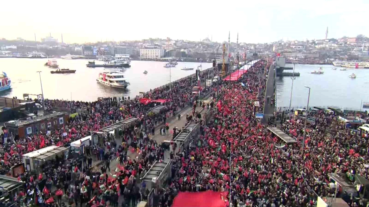 Binlerce vatandaş Galata Köprüsü\'nde Filistin\'e destek yürüyüşü düzenledi