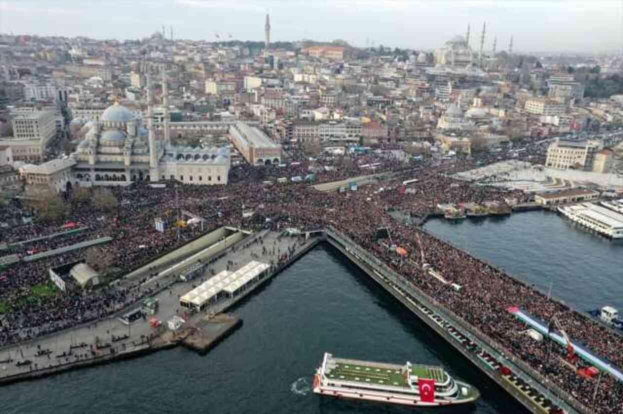 Galata Köprüsü'ndeki tarihi yürüyüş dünya basınının gündeminde