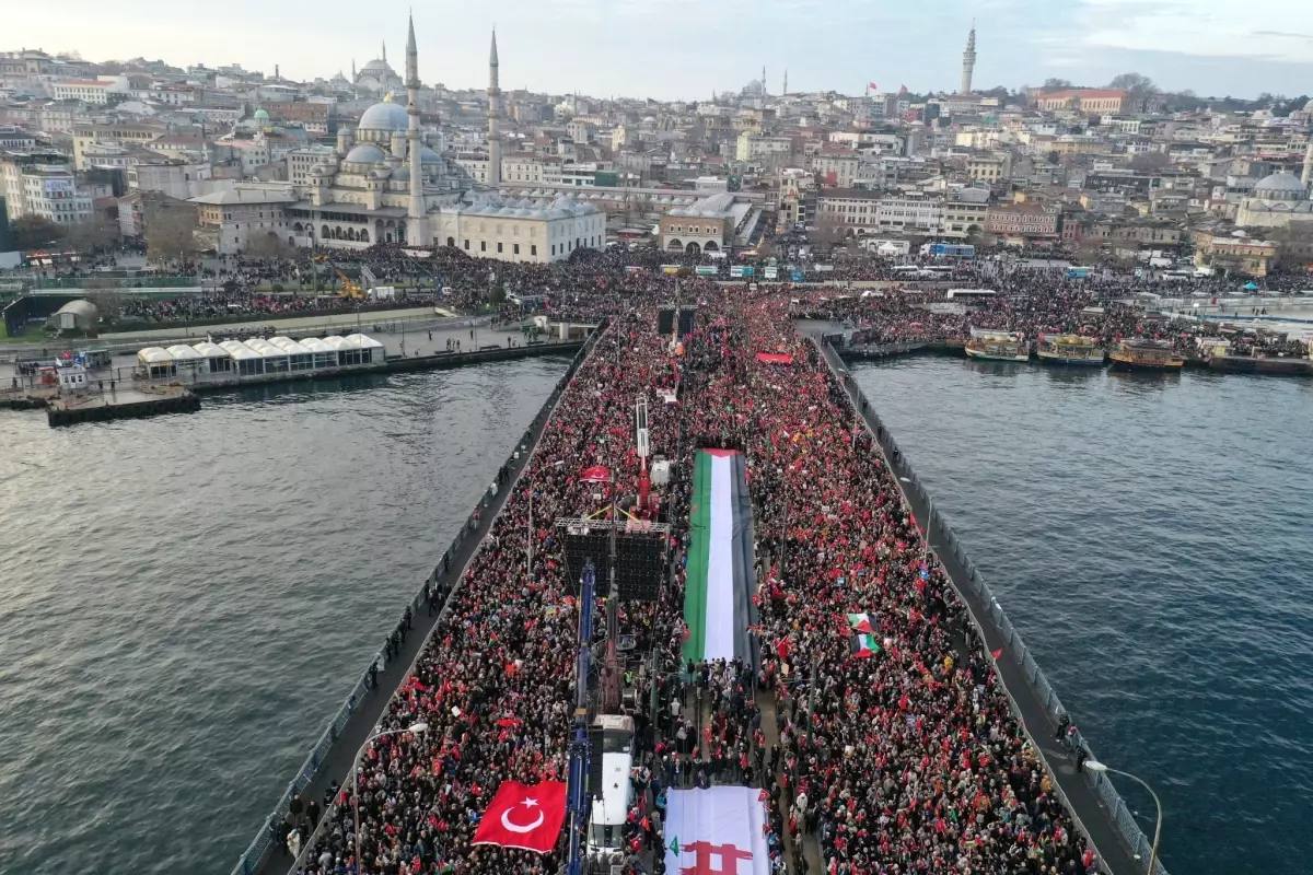 Galata Köprüsü\'ndeki Gazze yürüyüşüne 250 bin kişi katıldı