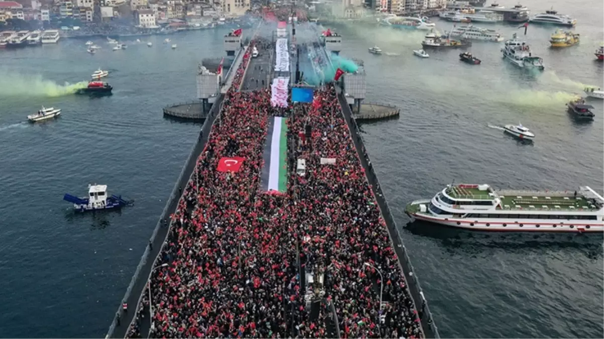 Gazze ve şehitlerimiz için bir araya geldiler! Galata Köprüsü\'ndeki tarihi yürüyüş havadan görüntülendi