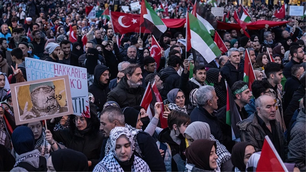 İstanbul\'da büyük yürüyüş! Binlerce insan Gazze ve şehitlerimiz için Galata Köprüsü\'ne akın etti