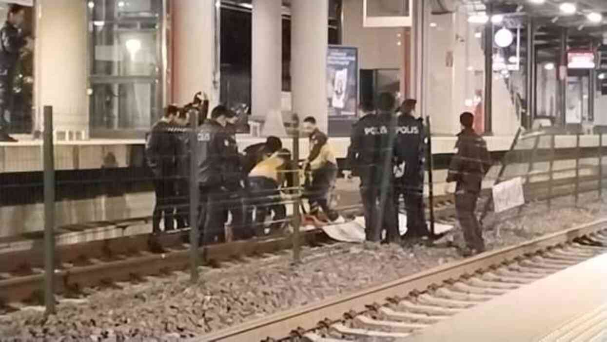 Gece kulübünde kavga eden alkollü şahıs, Marmaray'daki üst geçitten atladı Gece kulübünde kavga eden alkollü şahıs, Marmaray'daki üst geçitten atladı