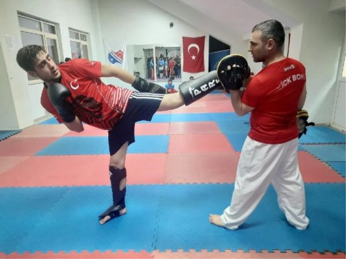 2023 Kick Boks Dünya Kupası Şampiyonu Emirhan Çalışır, Hem Sanayide Hem Ringde Başarıya Koşuyor